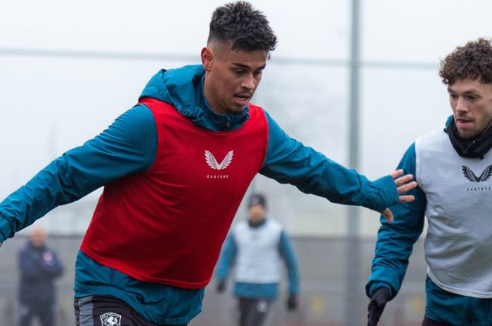 Bek Timnas Indonesia yang memperkuat FC Twente, Mees Hilgers (kiri).
