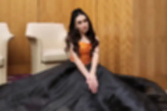 Penampilan elegan Ayu Ting Ting kenakan outfit dari Rika Wirtjes.
