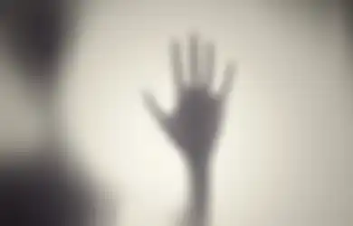 Sok Berani Uji Nyali di Rumah Kosong, Kelompok Pemburu Hantu Ini Malah Langsung Ngacir Usai Buka Lemari Es, Ternyata Ini Sosok Mengerikan yang Mereka Lihat!