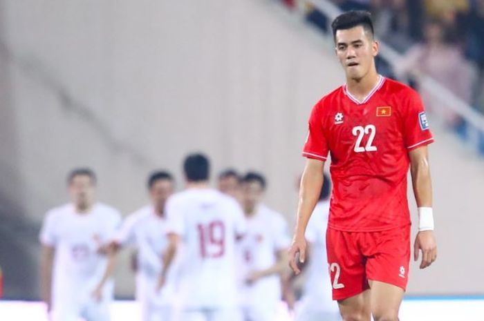 Striker Timnas Vietnam, Nguyen Tien Linh, tampak kecewa saat timnya dipermalukan Timnas Indonesia di ajang Kualifikasi Piala Dunia 2026.