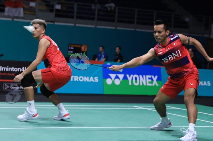 Ganda putra Indonesia, Pramudya Kusumawardana/Yeremia Erich Yoche Yacob Rambitan, saat bertanding pada babak pertama Malaysia Open 2023 di Axiata Arena, Kuala Lumpur, Selasa (10/1/2023).