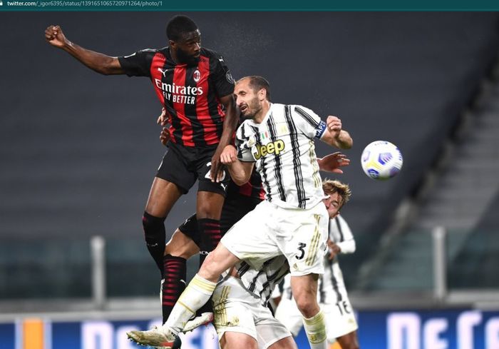 Momen duel udara antara Fikayo Tomori dan Giorgio Chiellini dalam bentrokan Juventus dan AC Milan di Stadion Allianz.