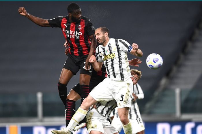 Momen duel udara antara Fikayo Tomori dan Giorgio Chiellini dalam bentrokan Juventus dan AC Milan di Stadion Allianz.