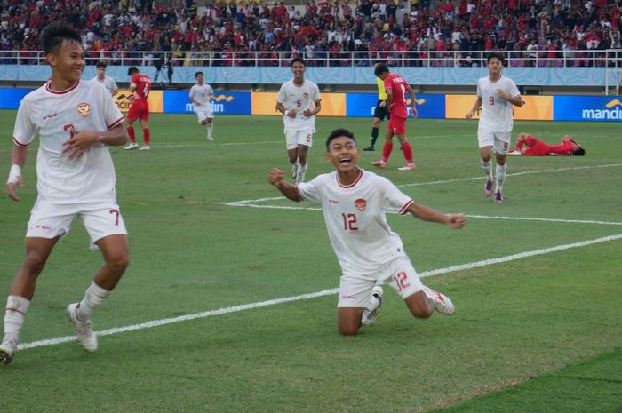 Pemain Timnas U-16 Indonesia, Daniel Alfrido, berselebrasi usai mencetak gol ke gawang Timnas U-16 Vietnam, dalam laga perebutan tempat ketiga ASEAN Cup U-16 2024 di Stadion Manahan, Surakarta, Rabu (3/7/2024).