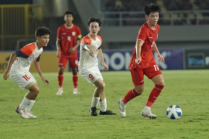 Gelandang Timnas U-16 Indonesia, Lucas Raphael Lee saat lawan Filipina di Stadion Manahan, Solo, Senin (24/6/2024).