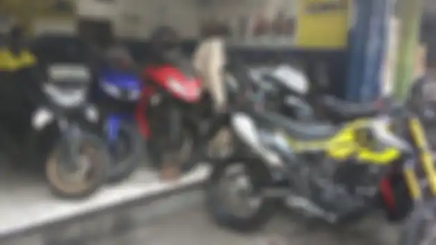 Banyak pedagang motor seken menawarkan pilihan mulai dari bebek, matik sport, sampai trail.