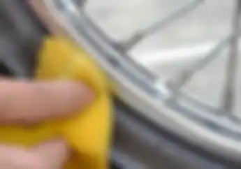 Jarang yang Sadar, Semir Ban Motor Ternyata Penyebab Ban Cepat Tipis