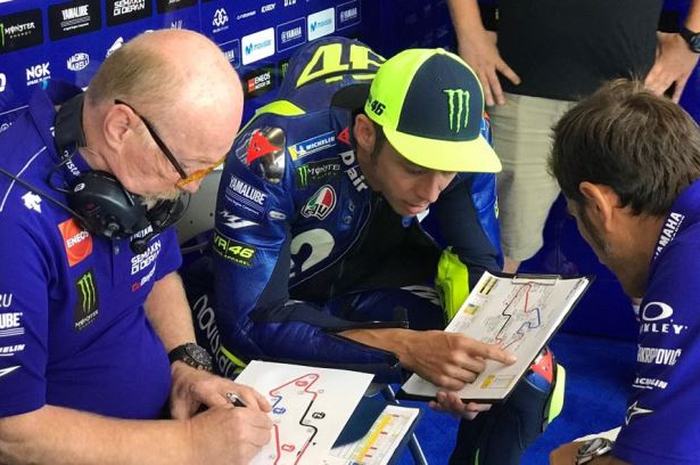 Valentino Rossi berdiskusi dengan Silvano Galbusera (kiri) dan Matteo Flamigni, ahli elektronik tim