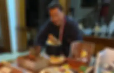 Rayakan Bertambahnya Umur, Hotman Paris Dapat Kado Spesial dari Syahrini dan Reino Barack, sang Pengacara Sumringah Bukan Main Pamer Bingkisan yang Ternyata Isinya Tak Kalah Mewah!