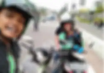 Selfie di Pinggir Jalan, Dua Driver Ojol Ini Nampak Biasa Saja, Ternyata Ada Sesuatu yang Unik
