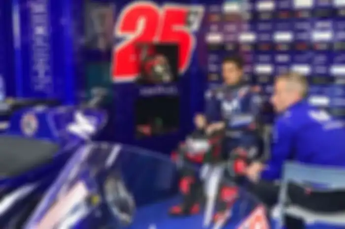 Maverick Vinales merasa iri dengan performa tim Valentino Rossi yang dirasa lebih bagus dari timnya