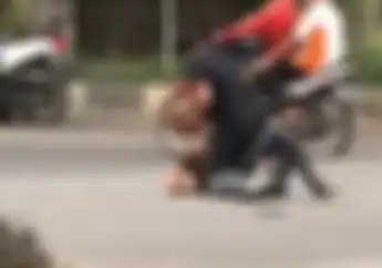 Pemotor Kaget, Detik-detik Tukang Palak Sopir Truk Dibikin Tumbang di Cengkareng
