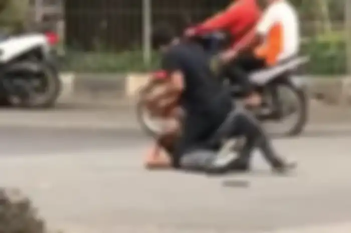 Dua pelaku pemalakan sopir truk di Cengkareng tumbang di aspal, anggota unit reserse kriminal Polsek Cengkareng langsung meringkus pelaku.
