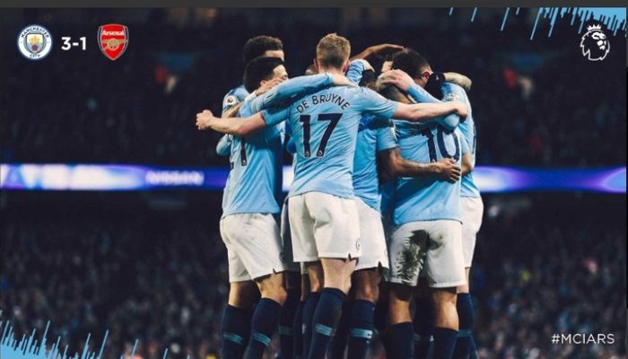 Para pemain Manchester City merayakan kemenangan atas Arsenal dalam partai Liga Inggris di Etihad Stadium, Minggu (3/2/2019)