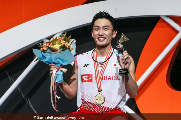 Pebulu tangkis tunggal putra Jepang, Kento Momota, saat berada di podium Kejuaraan Asia 2019, di Wuhan Sports Center Gymnasium, Wuhan, China, Minggu (28/4/2019).