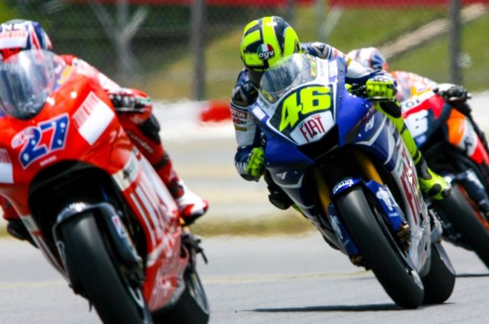 Casey Stoner membalap di depan Valentino Rossi dalam balapan MotoGP Catalunya di Sirkuit Catalunya, Spanyol, 10 Juni 2007