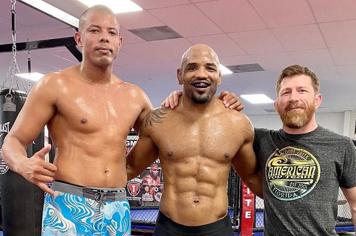 Yoel Romero (tengah) bersama rekannya usai latihan