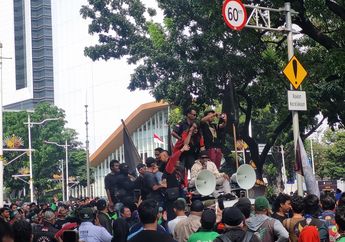 Detik-Detik Massa Demo Ojol Lempar Botol, Tolak Kehadiran Sesditjen Hubdat Ahmad Yani
