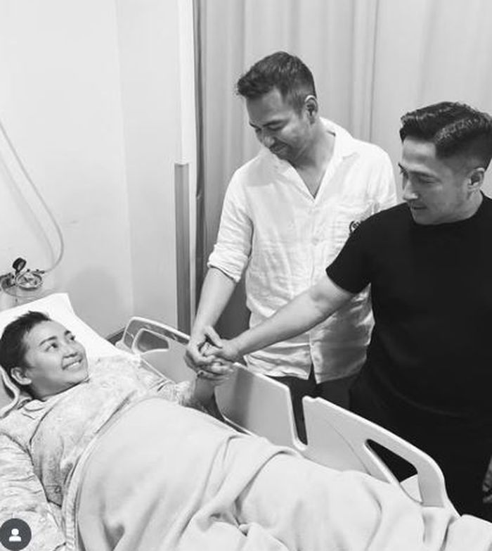 Diam-diam, Raffi Ahmad dan Irfan Hakim menjenguk Mpok Alpa yang dirawat di rumah sakit.