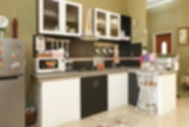 Meja dapur diberi bata ekspos sebagai aksen.