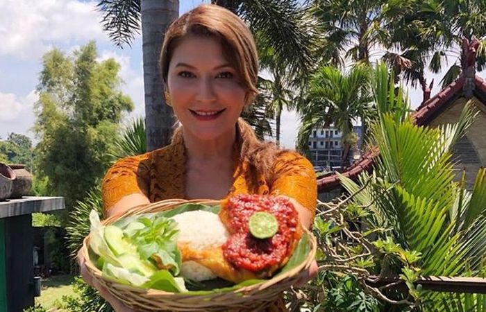 Tamara Bleszynski membuka warung di Bali