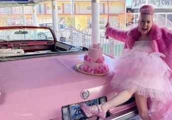 Bikin Tepok Jidat! Ngaku Sudah Pacaran Selama 40 Tahun, Wanita Ini Memilih untuk Menikahi Warna Pink, Seperti Ini Kisahnya