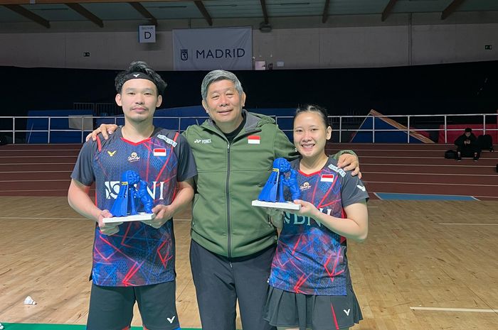 Pasangan ganda campuran Indonesia, Rinov Rivaldy/Pitha Haningtyas Mentari berpose dengan Kepala Pelatih, Herry Iman Pierngadi usai menjuarai Spain Masters 2024 di Centro Deportivo Municipal Gallur, Madrid, Spanyol, Minggu (31/3/2024).