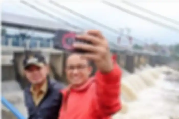 Swafoto Anies Baswedan bersama Wali Kota Bogor yang diduga terjadi di tengah banjir Jakarta.