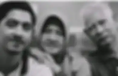 Paras Mertua Putri Anne Banjir Pujian, Wajah Ayah Arya Saloka Saat Belia Ini Disebut-sebut Bagaikan Saudara Kembar Putranya, Netizen: Baba Gantengnya Nurun dari Bapaknya