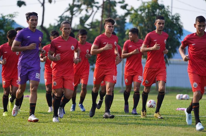 Latihan perdana skuad Persija Jakarta di Lapangan PS AU TNI Halim Perdanakusuma, Jakarta, Rabu (18/8/2020).