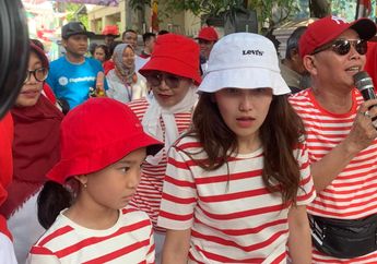 KOCAK! Ikut Lomba Tangkap Belut, Ayu Ting Ting Malah Dapat Hadiah Dalaman Pria