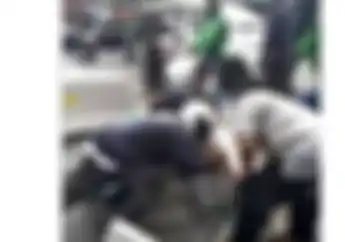 Waduh.. Video Warga Kompak Bongkar Pembatas Jalan yang Dipasang Dishub, Katanya Putaran Kejauhan! 