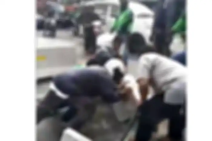 Warga bongkar pembatas jalan yang baru dibuat
