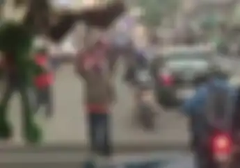 Mencekam! Video Bentrok Ojol Lawan Ojek Pangkalan, Bus Dihadang Penumpang Histeris
