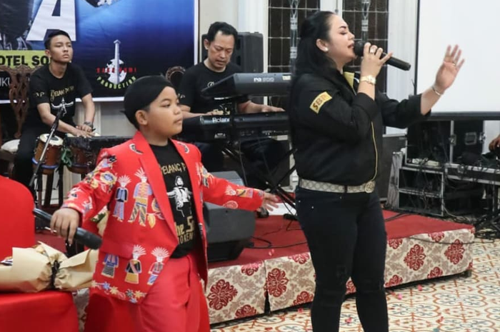 Yan Vellia dan sang putra, Saka Praja Adil.