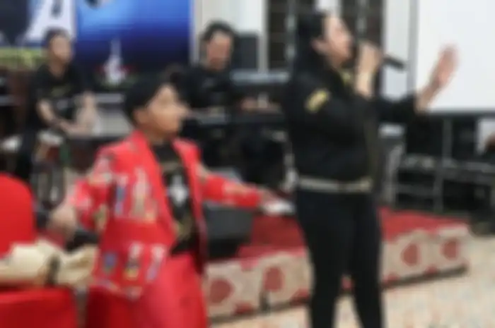 Yan Vellia dan sang putra, Saka Praja Adil.