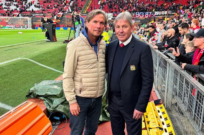 Asisten pelatih timnas Indonesia, Alex Pastoor dan Bryan Robson, sedang berfoto bersama.