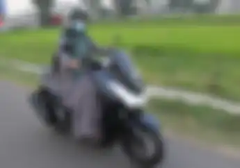 Jangan Dianggap Sepele, Ada Cara yang Benar Buat Berkendara Pakai Rok Panjang