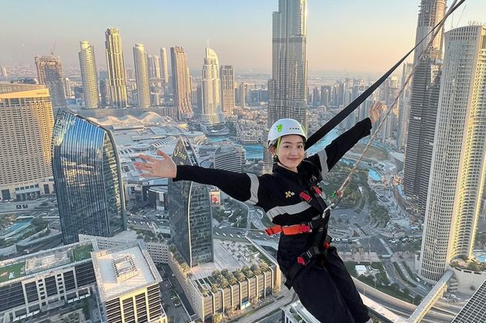 Natasha Wilona di Sky Views Observatory Dubai, netizen yang deg-degan!