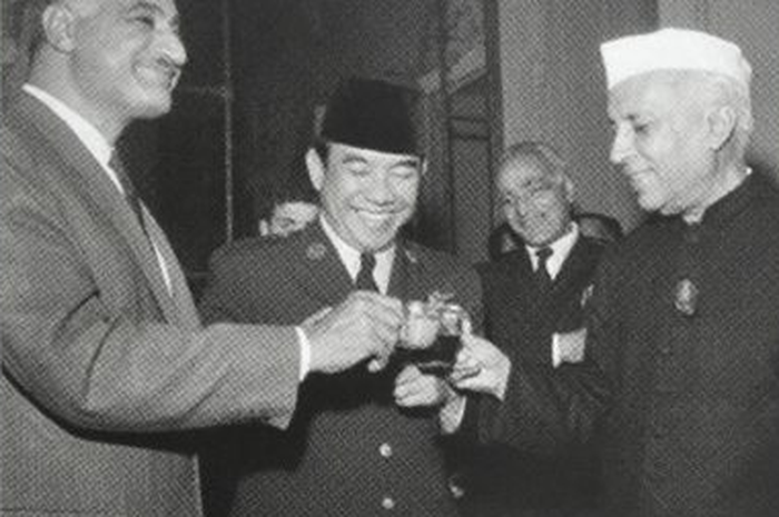 Presiden Sukarno bersama Presiden Mesir Gamal Abdul Naser dan Perdana Menteri India Pandit Jawaharlal Nehru.