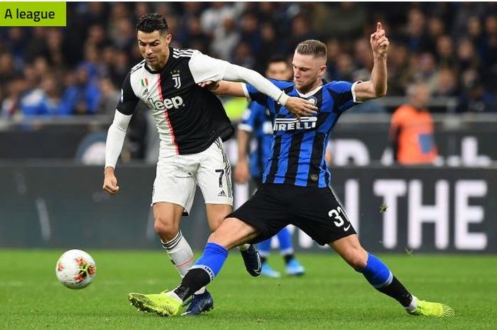 Megabintang Juventus, Cristiano Ronaldo, berebut bola dengan bek Inter Milan, Milan Skriniar.