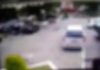 Ngeri, Video Toyota Yaris Hajar 8 Motor di Parkiran, Tukang Parkir Nyaris Terlindas