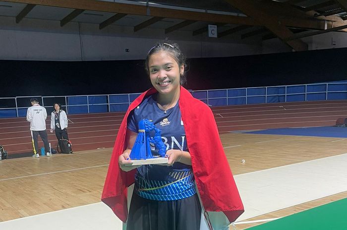 Pebulu tangkis tunggal putri Indonesia, Gregoria Mariska Tunjung, berpose setelah menjuarai Spain Masters 2023 di Centro Deportivo Municipal Gallur, Madrid, Minggu (2/4/2023).