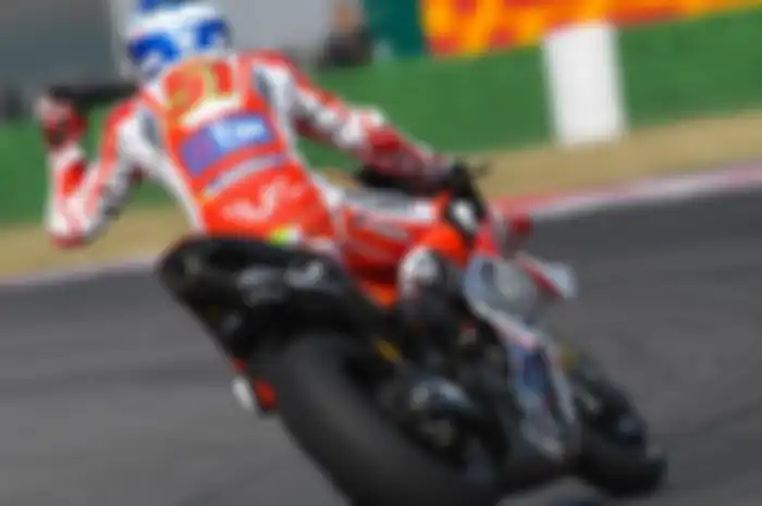 Michele Pirro saat ditunjuk jadi test rider Ducati.