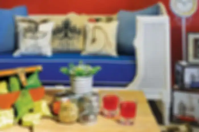 Sofa lama model klasik dicat ulang putih jadi perabot utama penataan vintage tampil modern.