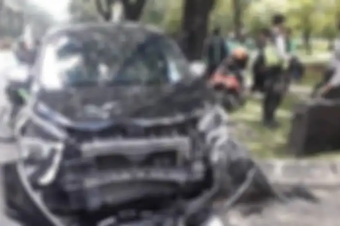 Mitsubishi Xpander rusak parah pada bagian muka setelah terlibat kecelakaan dengan driver ojek online (ojol).