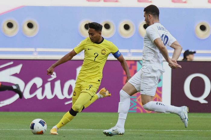 Kapten Timnas U-23 Malaysia Mukhairi Ajmal (kiri) coba menendang bola saat menghadapi Uzbekistan dalam Grup D Piala Asia U-23 2024 di Al Rayyan, 17 April 2024. 