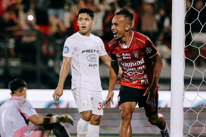 Irfan Jaya mencetak gol saat Bali United mengalahkan Persis Solo di Stadion Kapten I Wayan Dipta, Minggu (27/10/2024).