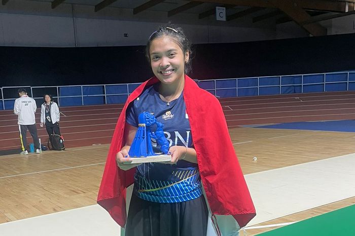 Pebulu tangkis tunggal putri Indonesia, Gregoria Mariska Tunjung, berpose setelah menjuarai Spain Masters 2023 di Centro Deportivo Municipal Gallur, Madrid, Minggu (2/4/2023).