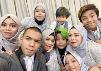Totalitas! Tak Bisa Hadir di Acara Ijab Qobul sang Kakak Sulung, Kesembilan Adik Atta Ikut Pakai Kebaya dan Setelan Jas Meski Berada di Malaysia dan Sambut Bergabungnya Aurel Hermansyah Jadi Keluarga Halilintar